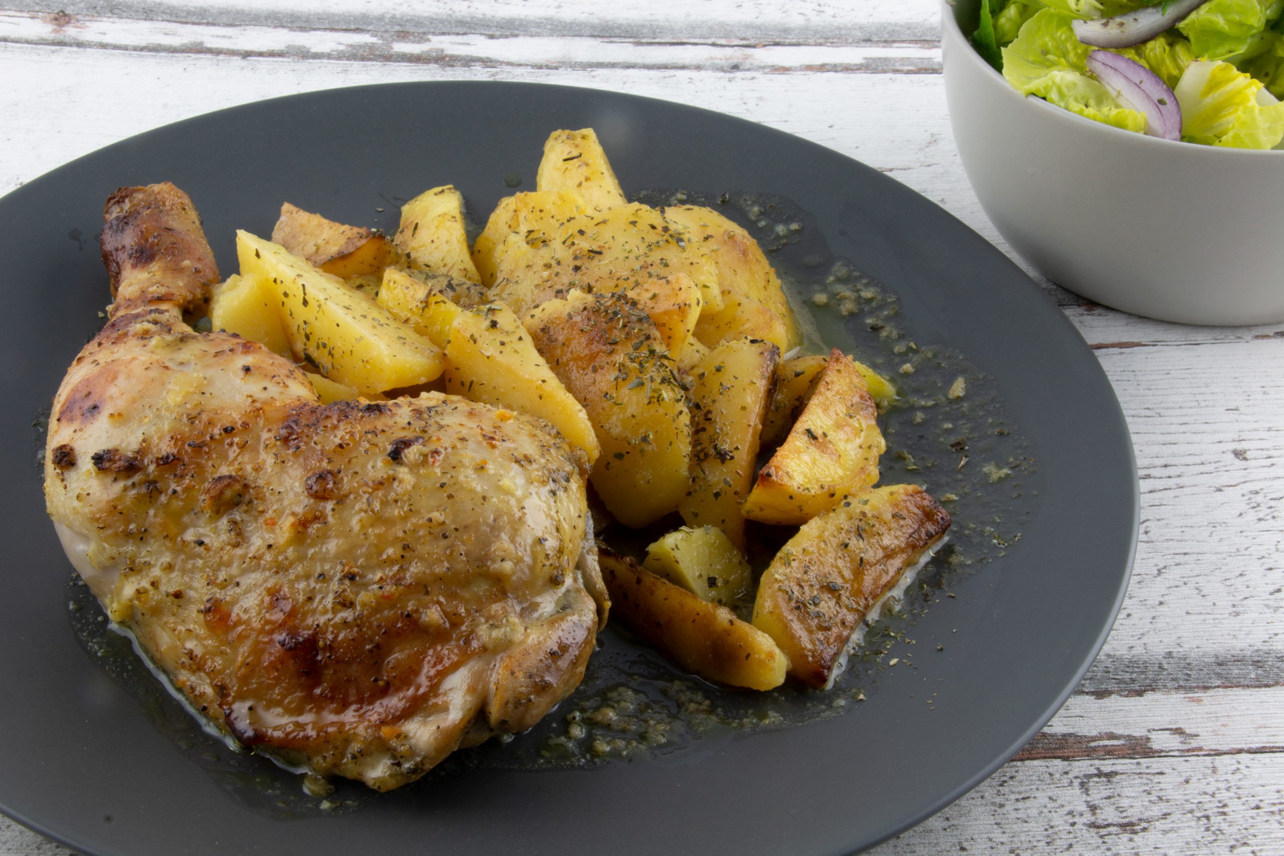 Hähnchenschlegel mit Kartoffeln im Ofen - almyro.de