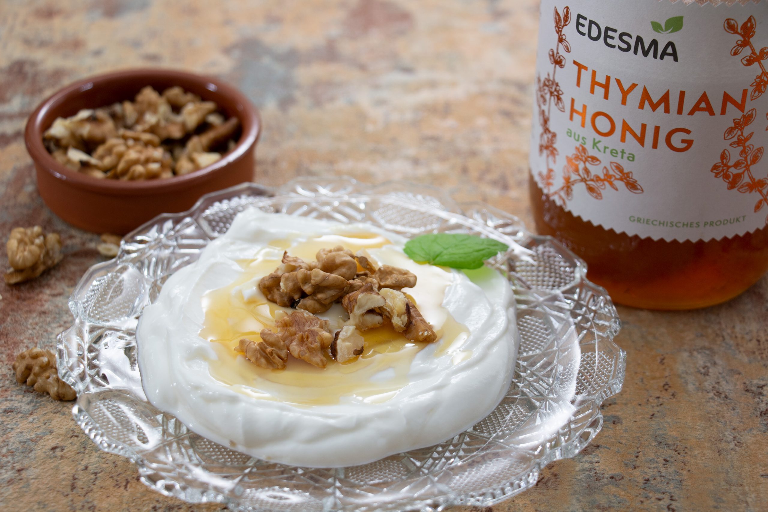 Griechischer Joghurt mit Honig und Walnüssen - almyro.de