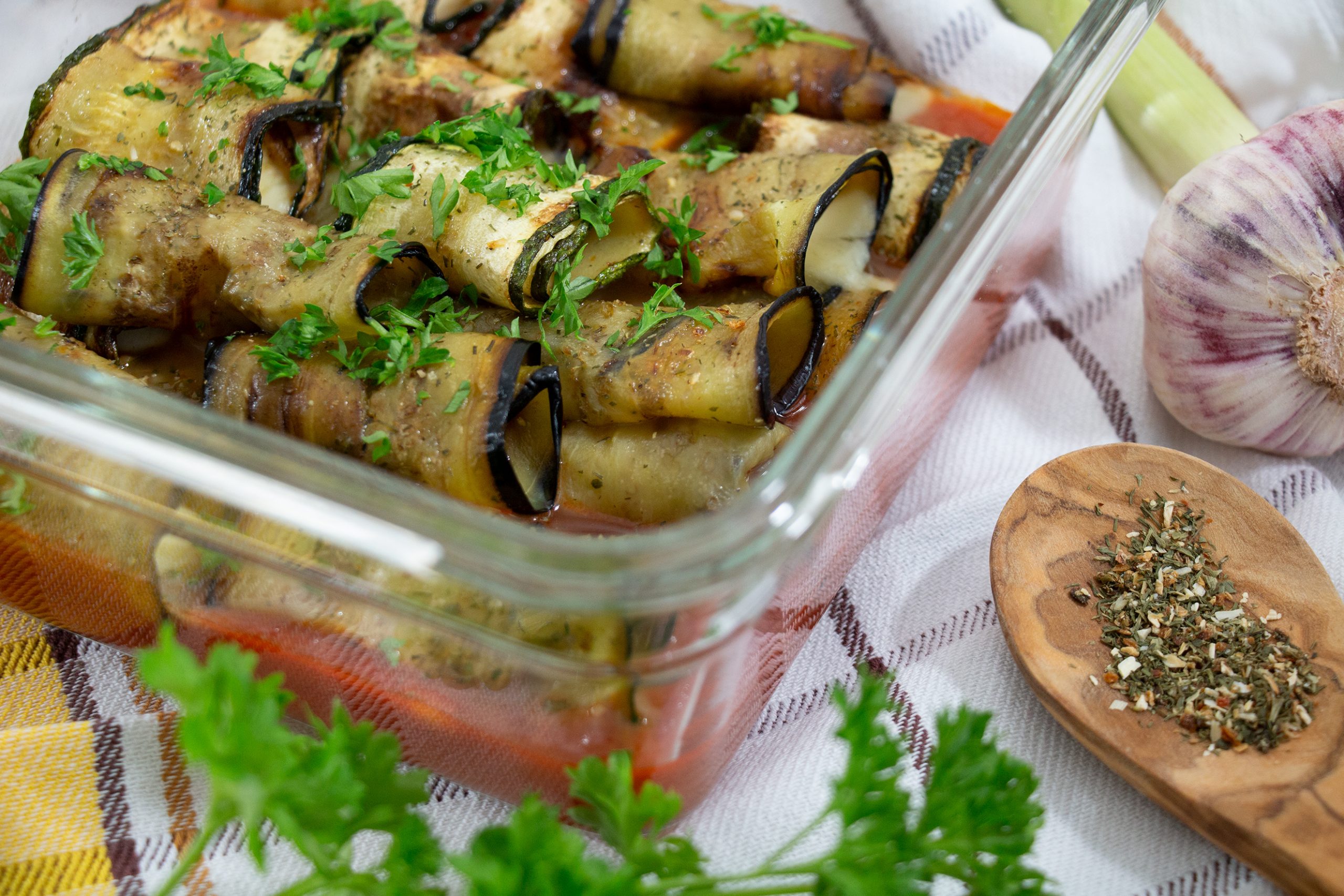 Röllchen aus Auberginen und Zucchini in Tomatensoße - almyro.de