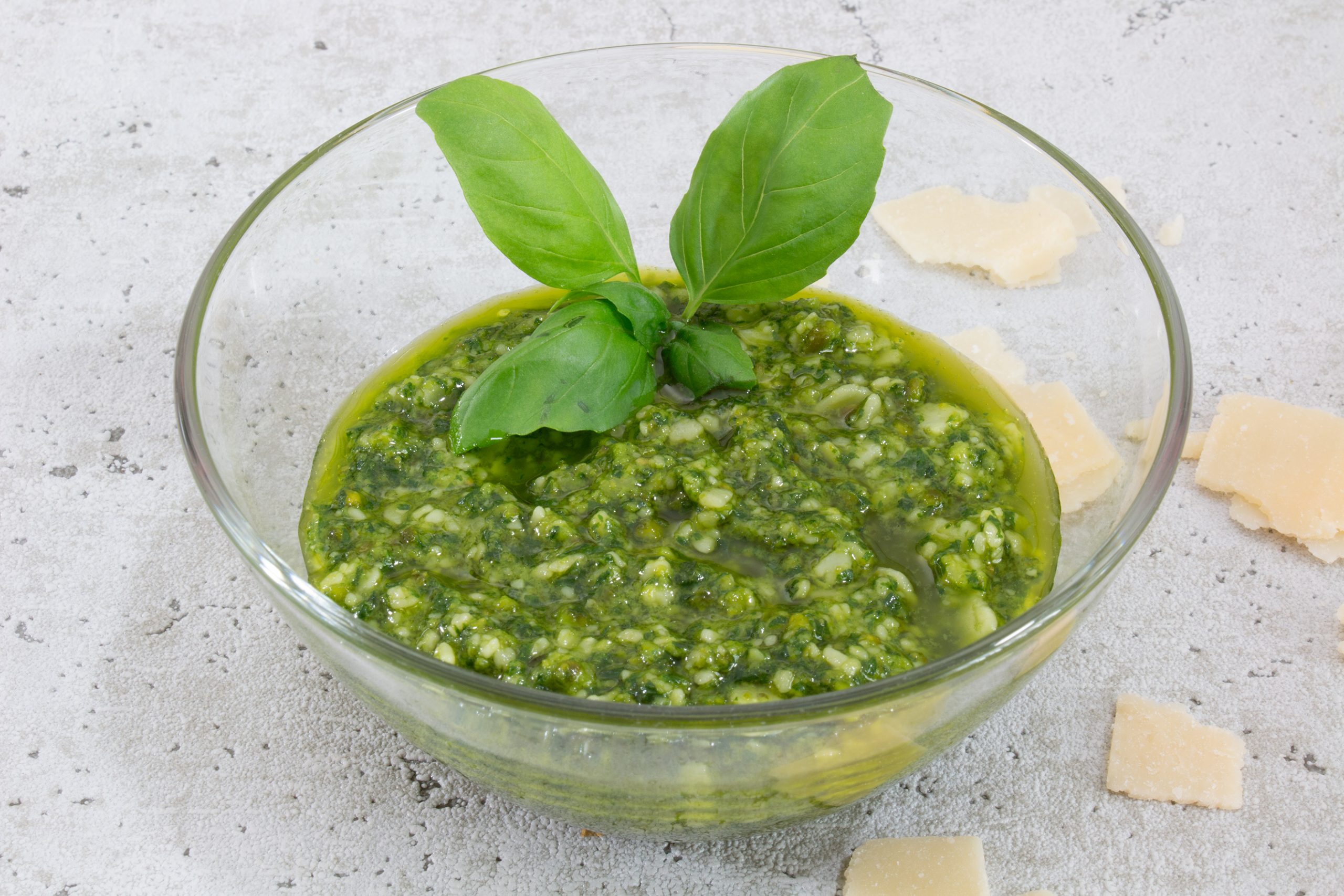 Basilikum-Pistazien-Pesto - almyro.de