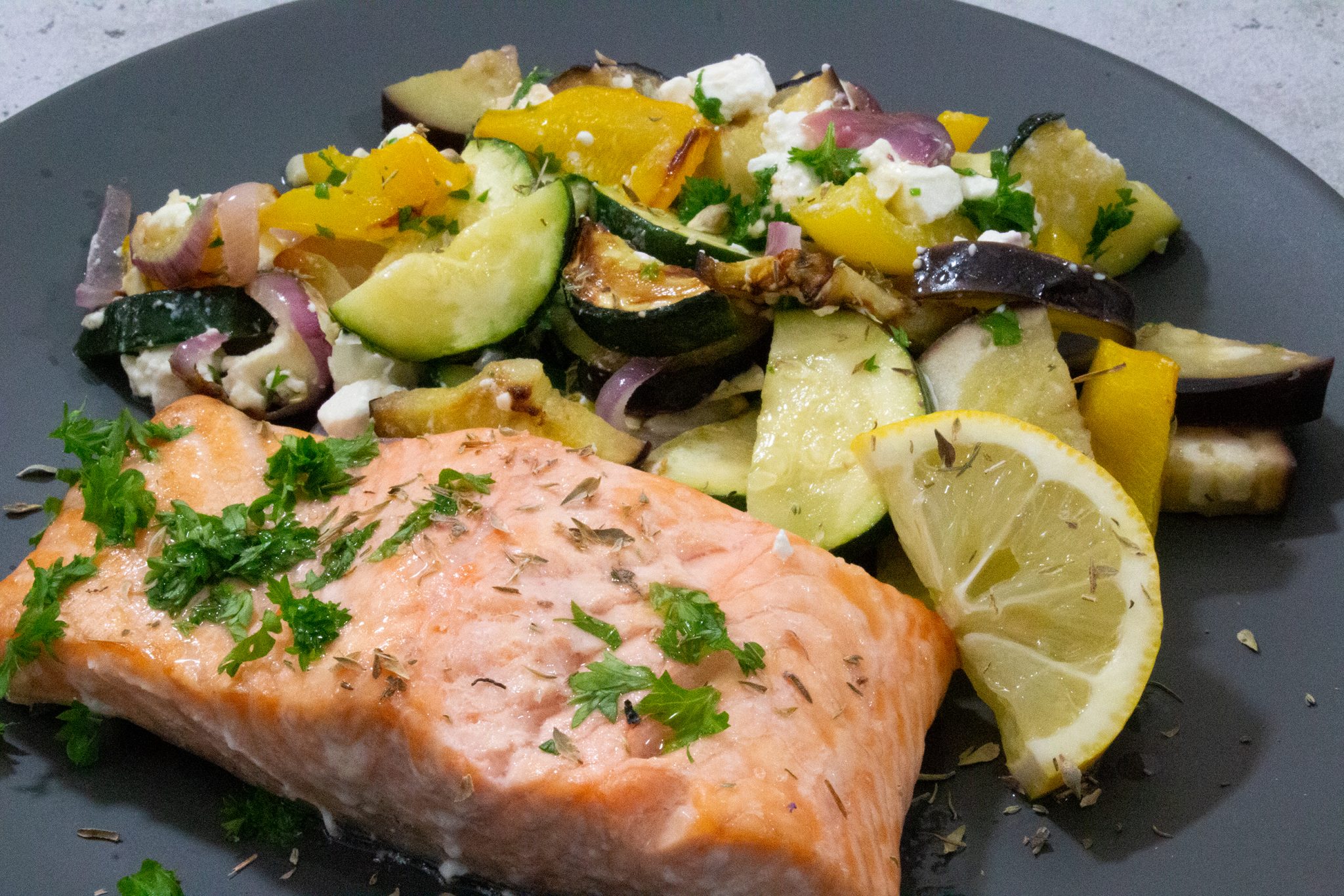 Lachsfilet mit mediterranem Ofengemüse - almyro.de